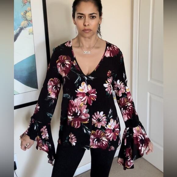 1.state black floral bell sleeve v neck top size M - Picture 1 of 8